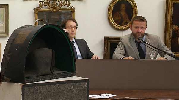 Chapéu de Napoleão atinge os 280 mil euros em leilão Chapéu de Napoleão atinge os 280 mil euros em leilão