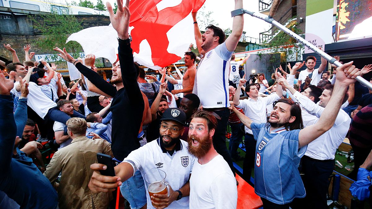 Английские болельщики празднуют победу