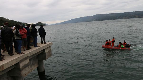 Endonezya'da feribot battı: En az 180 kişi kayıp Endonezya'da feribot battı: En az 180 kişi kayıp
