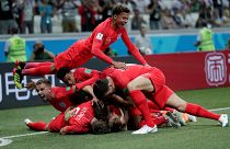 Harry Kane celebra con sus compañeros su primer gol para Inglaterra