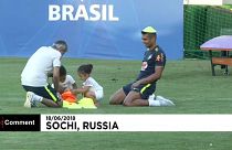 Gyermekeikkel játszottak a brazil focisták a pályán