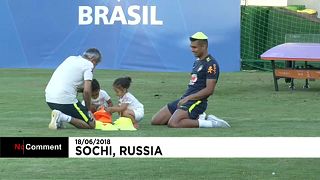Gyermekeikkel játszottak a brazil focisták a pályán
