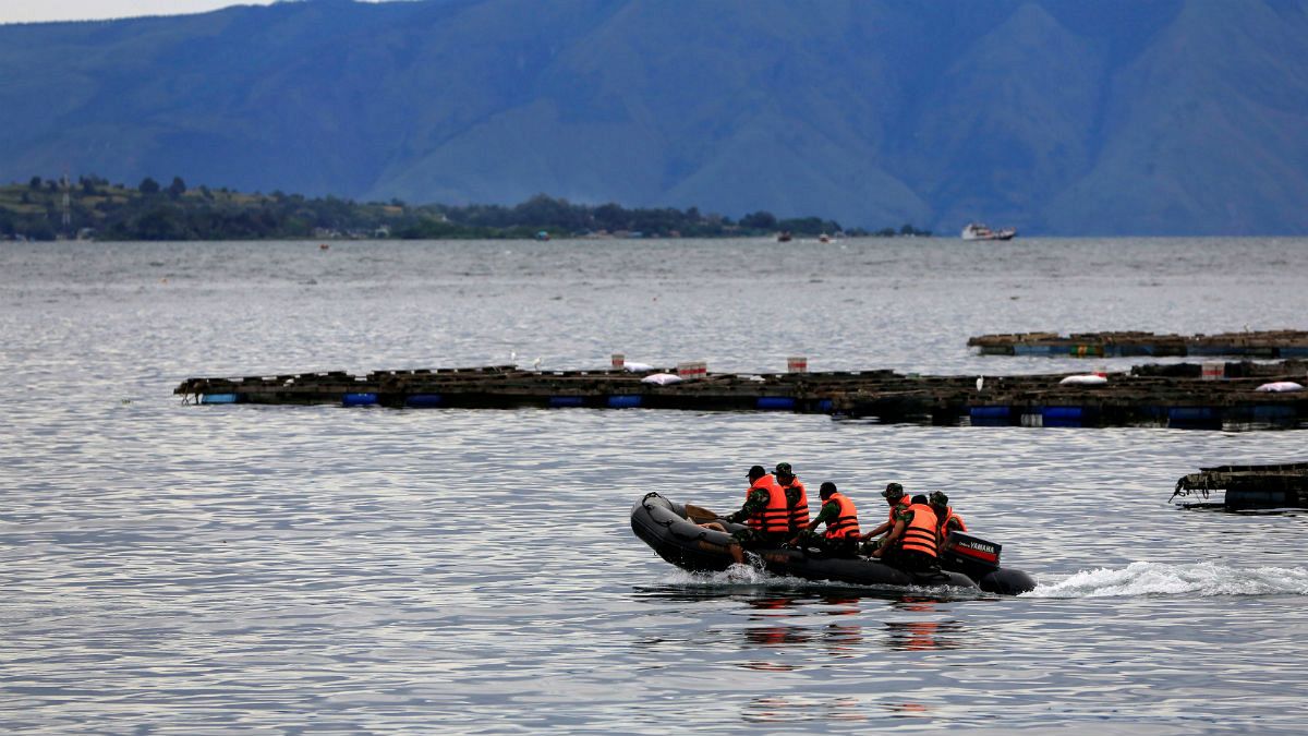 عملیات نجات کشتی غرق شده در اندونزی