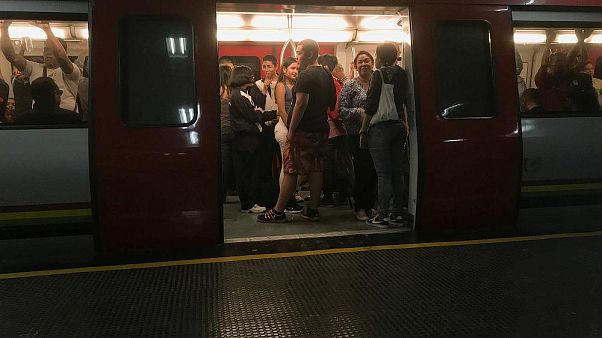 Mujer da a luz en una estación de tren de París, ahora el bebé puede viajar gratis Mujer da a luz en una estación de tren de París, ahora el bebé puede viajar gratis