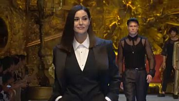 Μιλάνο: Μόνικα Μπελούτσι και Ναόμι Κάμπελ ανέβηκαν στην πασαρέλα