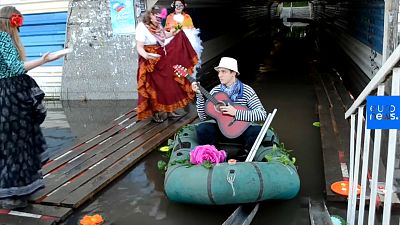Transforman un paso subterráneo inundado en Rusia en un ‘Carnaval de Venecia’