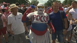 Los aficionados polacos invaden la Plaza Roja de Moscú