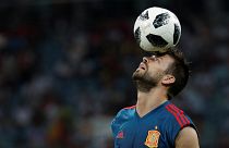 جيرار بيكي يمارس تمارين الإحماء في سوتشي يوم 15 يونيو حزيران 2018