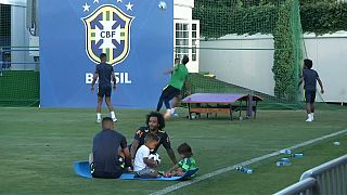 Brezilyalı futbolcular sahada çocukları ile hoş vakit geçirdi