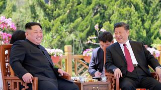 الرئيس الصيني شي جين بينغ خلال لقاء مع زعيم كوريا الشمالية كيم جونج