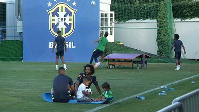 Sochi: i giocatori del Brasile in campo con i figli