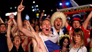 شاهد: احتفال المشجعين الروس بفوز منتخبهم على مصر