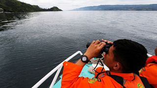 البحث تحت مياه بحيرة توبا عن 180 مفقودا عقب غرق عبارة في إندونيسيا