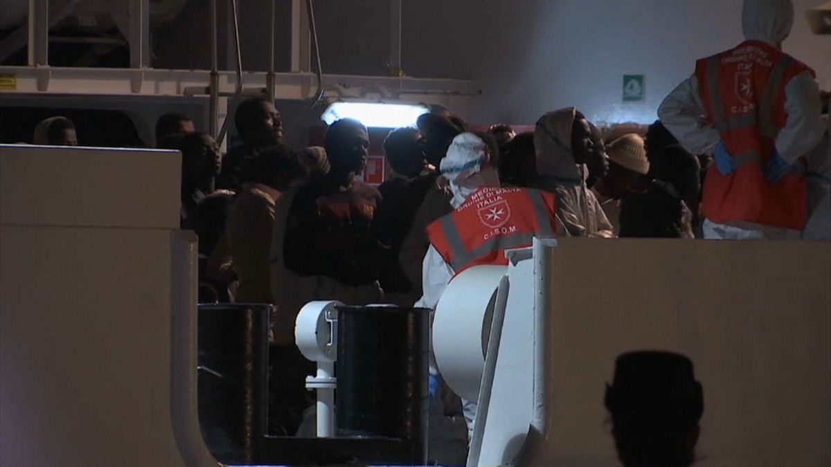 В Поццалло высажены 500 мигрантов