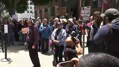 Tüntetés San Franciscóban: el a kezekkel a gyerekektől!
