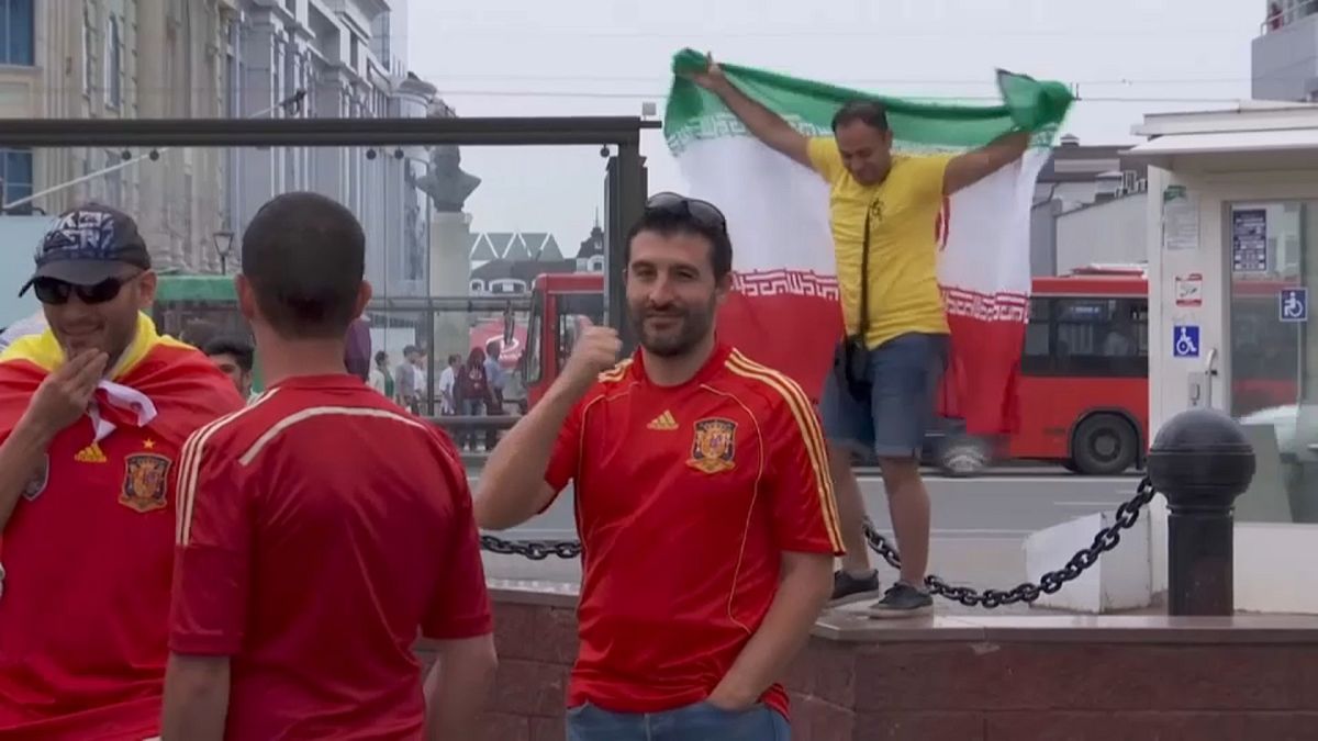 مشجع إيراني يرقص بالقرب من مشجعين إسبان