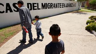 ماذا يحدث بالضبط في قضية الأطفال المهاجرين المفصولين عن عائلاتهم