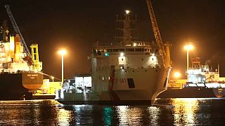 Navio da guarda costeira italiana  na Sicília com 500 migrantes a bordo