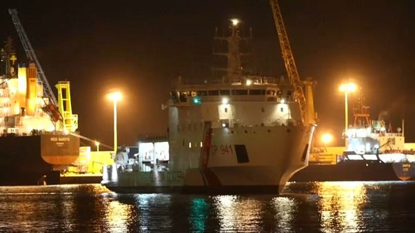Navio da guarda costeira italiana na Sicília com 500 migrantes a bordo Navio da guarda costeira italiana na Sicília com 500 migrantes a bordo