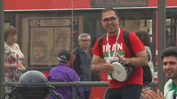 Fãs iranianos e espanhóis prontos para mais um encontro do Mundial. Fãs iranianos e espanhóis prontos para mais um encontro do Mundial.