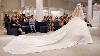 شاهد: العرض السنوي لفساتين زفاف مصنوعة من ورق المرحاض