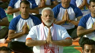 شاهد: رئيس وزراء الهندي يشارك الآلاف الاحتفال باليوم العالمي لليوغا