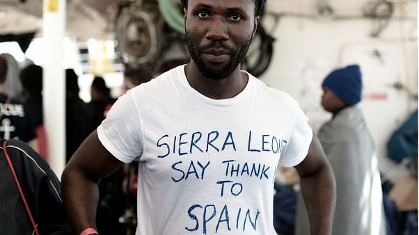 Kilakoltatták a spanyol diákokat, hogy helyet csináljanak az Aquarius utasainak Kilakoltatták a spanyol diákokat, hogy helyet csináljanak az Aquarius utasainak