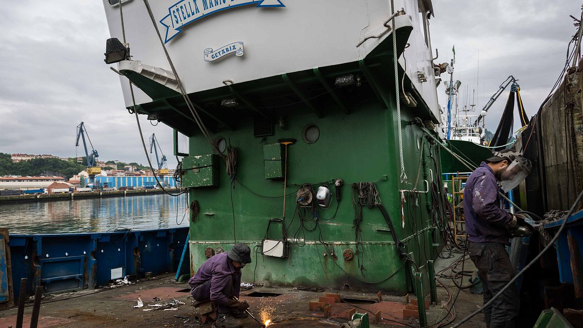 Un pesquero vasco reconvertido en barco de rescate de migrantes en el Mediterráneo