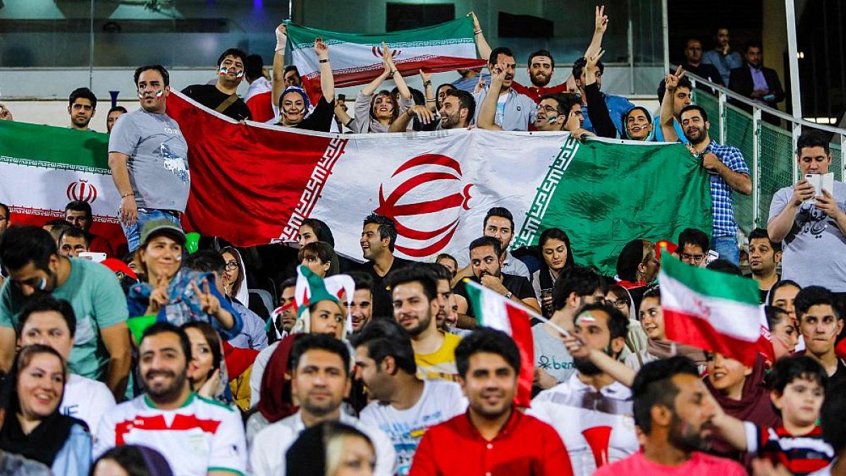 Mujeres iraníes asisten a la primera proyección del Mundial en casi 40 años