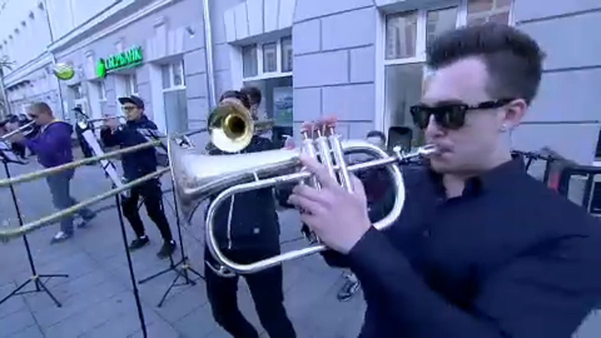 فرقة نحاسية تحول شوارع نيغني الروسية إلى مسرح للترفيه عن مشجعي كرة القدم