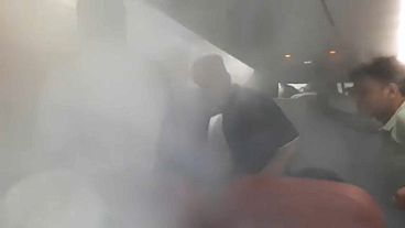 VİDEO: Kızgın yolcuları indiremeyen pilot uçakta soğuk hava estirdi!