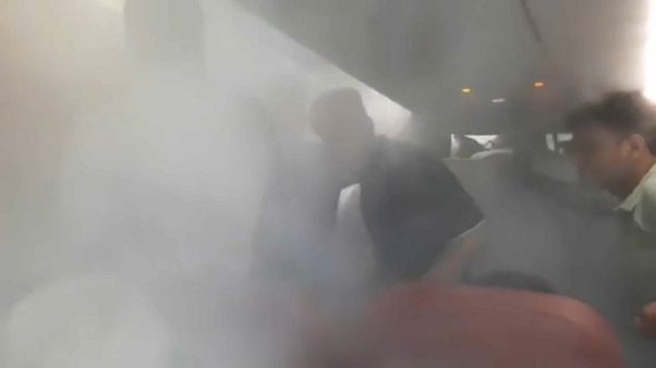 VİDEO: Kızgın yolcuları indiremeyen pilot uçakta soğuk hava estirdi! VİDEO: Kızgın yolcuları indiremeyen pilot uçakta soğuk hava estirdi!