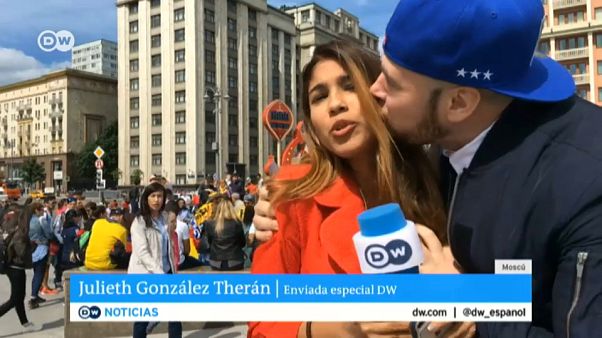 El hombre que acosó a una periodista en directo en el Mundial se disculpa El hombre que acosó a una periodista en directo en el Mundial se disculpa