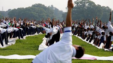50.000 Inder machen gemeinsam Yoga