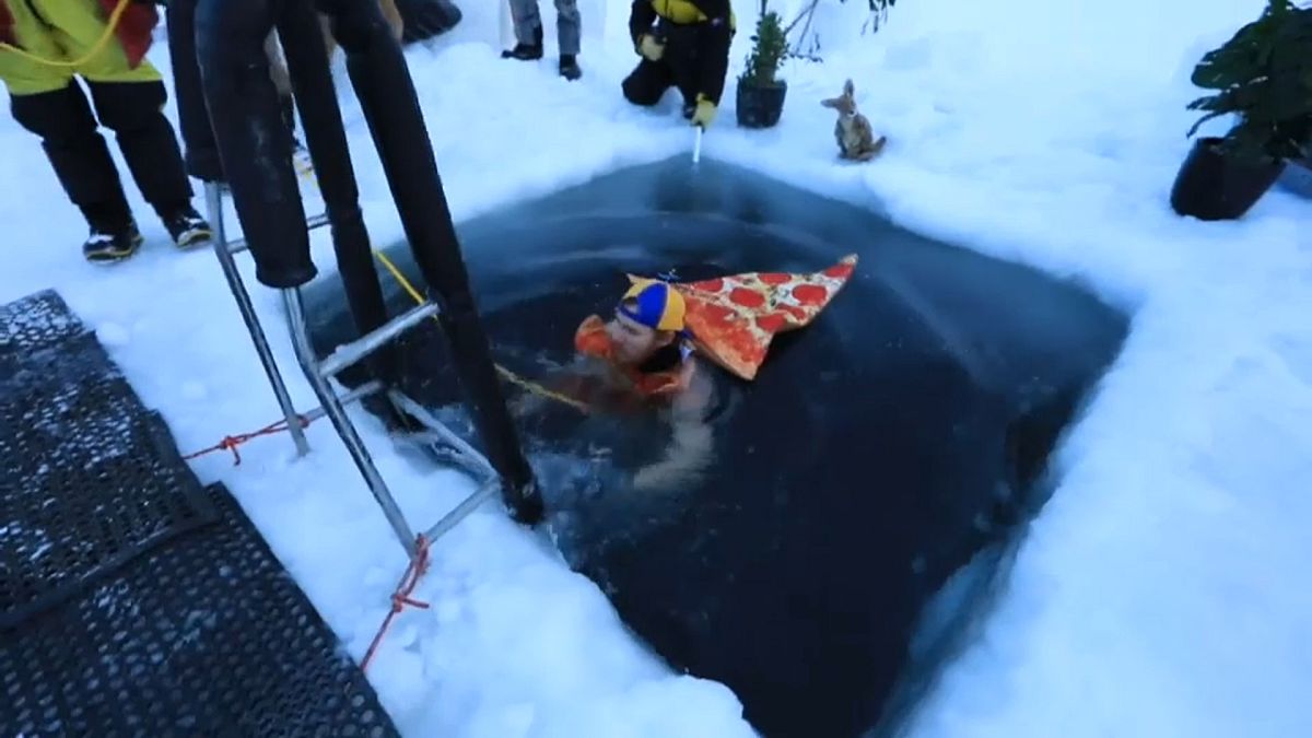 Un baño a -2º en la Antártida para recibir al solsticio de invierno