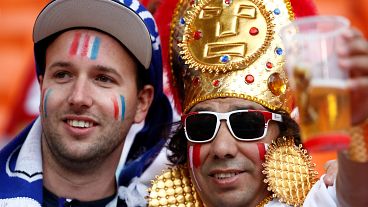 مشجعان لمنتخبي بيرو وفرنسا