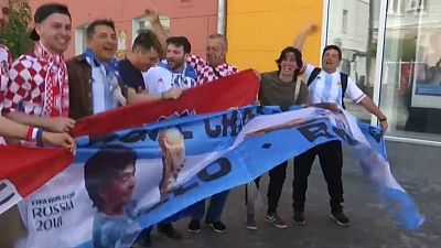 طرفداران تیم‌های آرژانتین و کرواسی به پیشواز مسابقه پیش‌رو رفتند