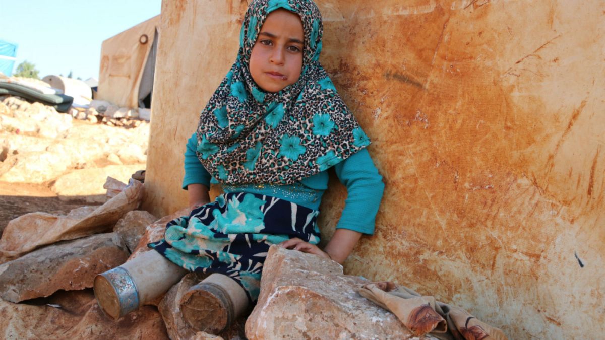 شاهد: الطفلة السورية مايا تعوض ساقيها المبتورتين بعلب معدنية