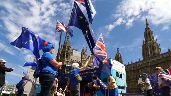 Ciudadanos de la UE deberán pagar 74 euros para permanecer en Reino Unido después del Brexit Ciudadanos de la UE deberán pagar 74 euros para permanecer en Reino Unido después del Brexit