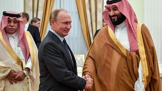 الرئيس الروسي فلاديمير بوتين يصافح ولي العهد السعودي محمد بن سلمان