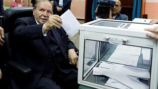 الرئيس الجزائري يدلي بصوته في الانتخابات الرئاسية السابقة