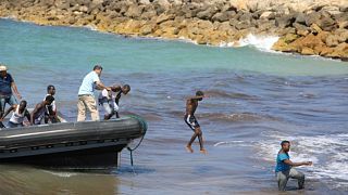مهاجرون يغادرون قاربا في تاجوراء شرق طرابلس في ليبيا يوم الأربعاء