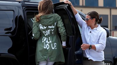 Melania Trump göçmen çocukları 'umursamıyorum' yazılı kıyafetiyle ziyaret etti