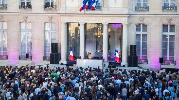 ماكرون يحوّل باحة قصر الإليزيه إلى ساحة للرقص