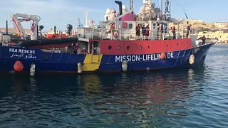 Италия призывает арестовать судно с нелегалами