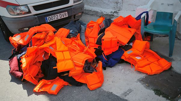 İspanya'ya ulaşan mültecilere ait can yelekleri İspanya'ya ulaşan mültecilere ait can yelekleri