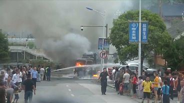 شاهد : سائق يهرب قبل ثوانٍ من اندلاع النار في شاحنة يقودها