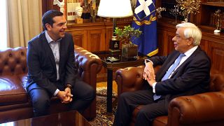 Ο πρωθυπουργός, Αλέξης Τσίπρας ενημερώνει τον ΠτΔ στο Προεδρικό Μέγαρο.