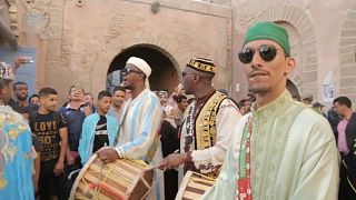 الصويرة المغربية ترقص على أنغام موسيقى القناوة في مهرجانها السنوي