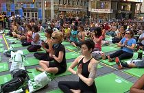 Weltyogatag: Tausende verbiegen sich in New York